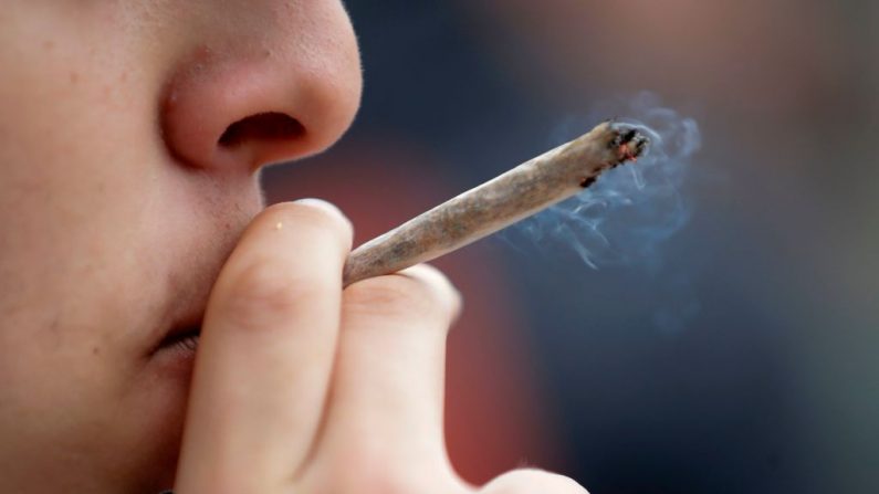 Un hombre fuma un 'porro' de marihuana. Imagen de archivo. (THOMAS SAMSON/AFP vía Getty Images)