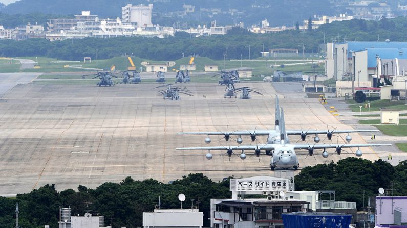 Esta foto tomada el 24 de abril de 2010 muestra la base de la Estación Aérea Futenma del Cuerpo de Marines de los Estados Unidos en Ginowan, Okinawa. (Foto de TOSHIFUMI KITAMURA/AFP a través de Getty Images)
