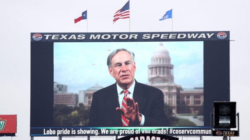 El gobernador de Texas Greg Abbott es visto en "Big Hoss TV" antes de las ceremonias de graduación de la Escuela Secundaria Little Elm en Texas Motor Speedway en Fort Worth, Texas, el 21 de mayo de 2020. (Ronald Martinez/Getty Images)
