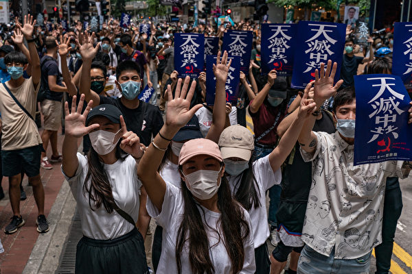 Una multitud protesta contra la Ley de Seguridad Nacional impuesta por Beijing en Hong Kong el 24 de mayo de 2020. (Anthony Wallace/AFP vía Getty Images)