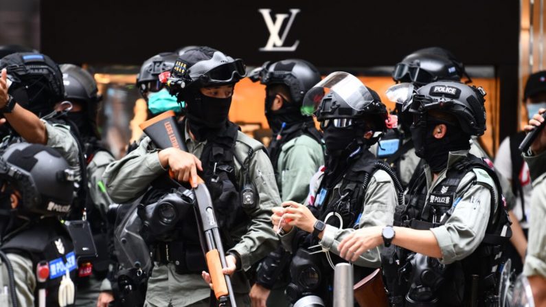 La policía antidisturbios intenta despejar a las personas reunidas en el distrito central del centro de Hong Kong el 27 de mayo de 2020. (Anthony Wallace/AFP a través de Getty Images)