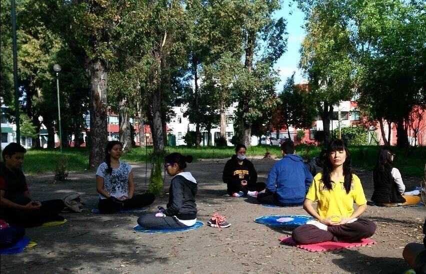 Jenny con otros practicantes de Falun Dafa en un sitio de práctica en Puebla, México, (Cortesía de Jennifer Pascual)