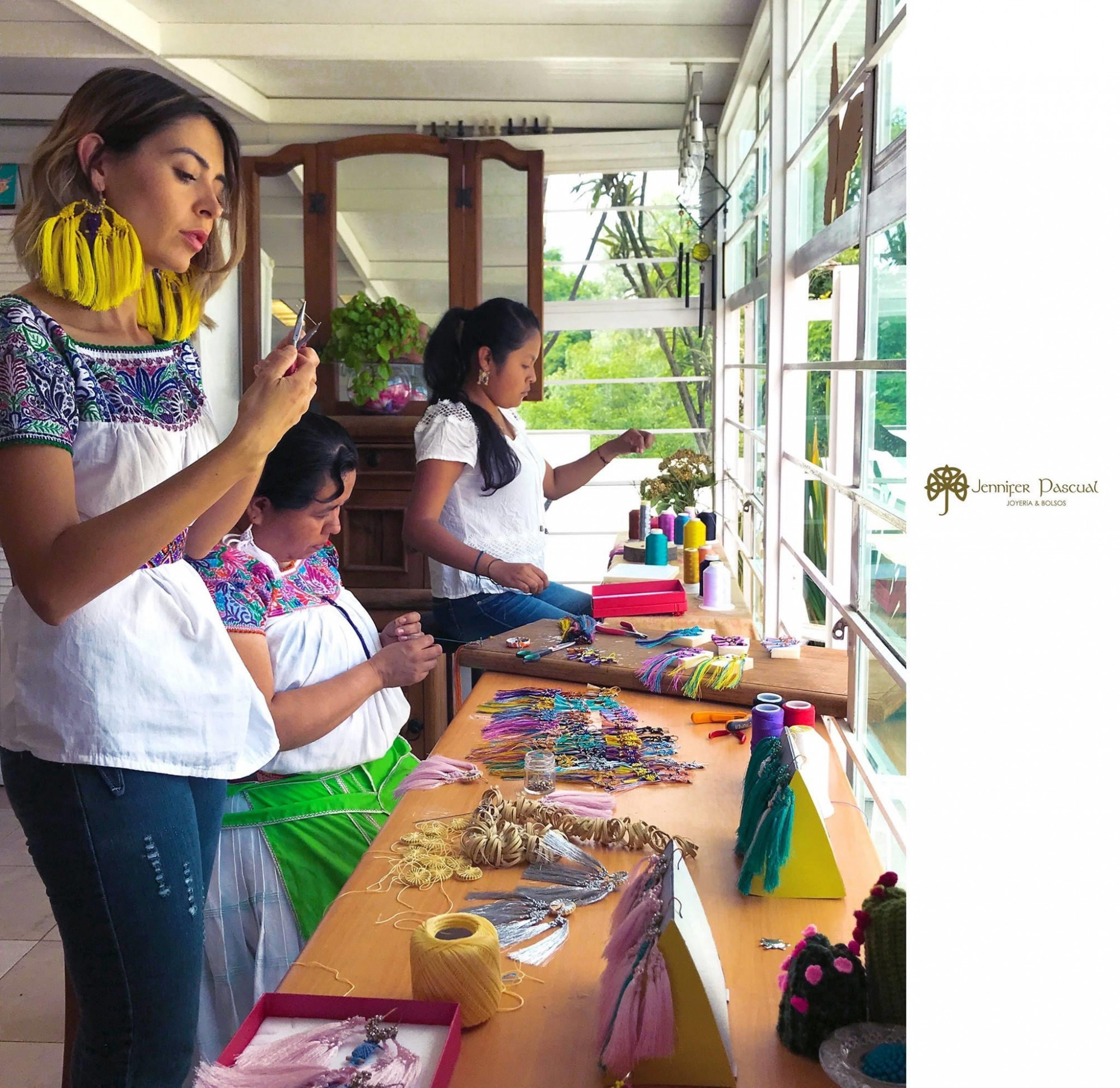 Jenny en su taller de creaciones artesanales con parte de su equipo de trabajo. (Cortesía de Jennifer Pascual)