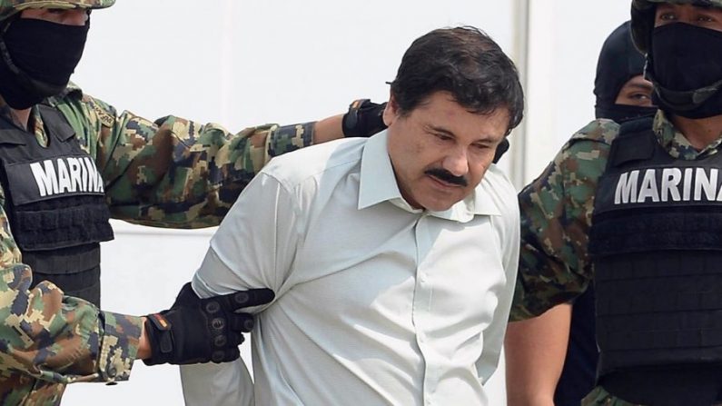 El narcotraficante mexicano Joaquín Guzmán, conocido como "El Chapo", es escoltado por infantes de marina mientras es presentado a la prensa en la Ciudad de México, México, el 22 de febrero de 2014. (Alfredo Estrella/AFP/Getty Images)