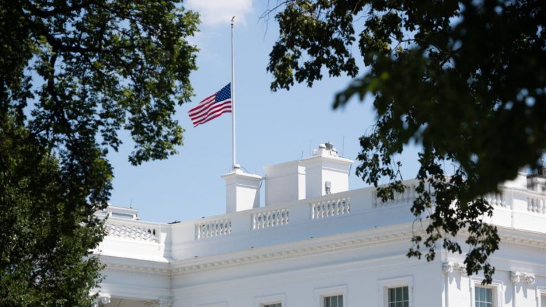 La bandera estadounidense ondea a media asta sobre la Casa Blanca en el Distrito de Columbia en una fotografía de archivo. (Saul Loeb/AFP vía Getty Imágenes)