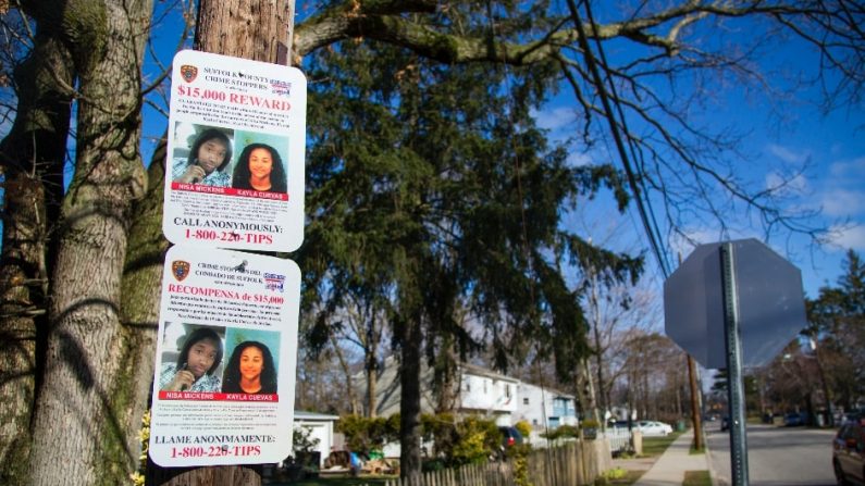 Un cartel que ofrece una recompensa por información sobre los asesinatos de Nisa Mickens y Kayla Cuevas, cerca de Brentwood High School en Brentwood, Condado de Suffolk, NY, el 29 de marzo de 2017. (Samira Bouaou/The Epoch Times)