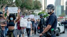 Los Ángeles recorta presupuesto de la policía y aprueba reemplazo de oficiales con agentes comunitarios sin armas