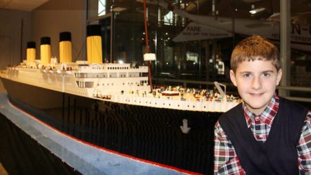 Adolescente con autismo construyó la réplica del Titanic de LEGO más grande del mundo en 11 meses