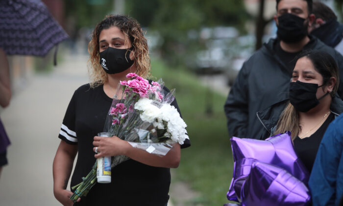 Amigos, familiares y residentes del vecindario Logan Square en Chicago asisten a una vigilia el 29 de junio de 2020 por Lena Nuñez, una niña de 10 años, una de las 17 personas que recibió un disparo mortal en la ciudad el último fin de semana de junio. (Scott Olson/Getty Images)