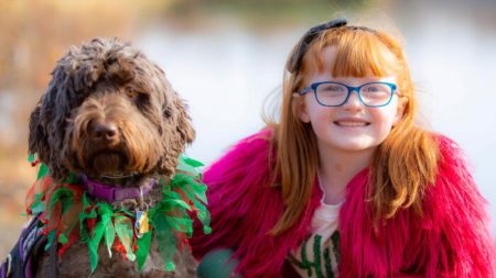 Escuela sorprende a una niña de 7 años con una foto de su perro de servicio en el anuario