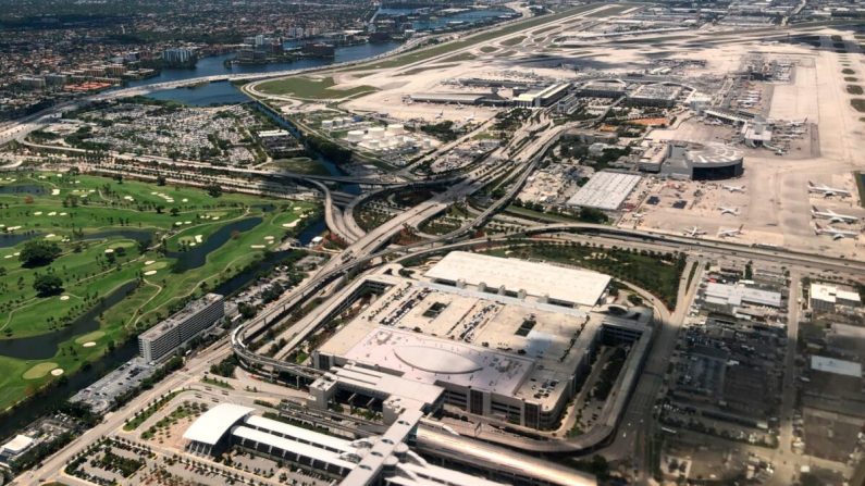 Vista aérea del Aeropuerto Internacional de Miami en Miami, Florida, el 26 de mayo de 2019 (Daniel Slim/AFP via Getty Images)