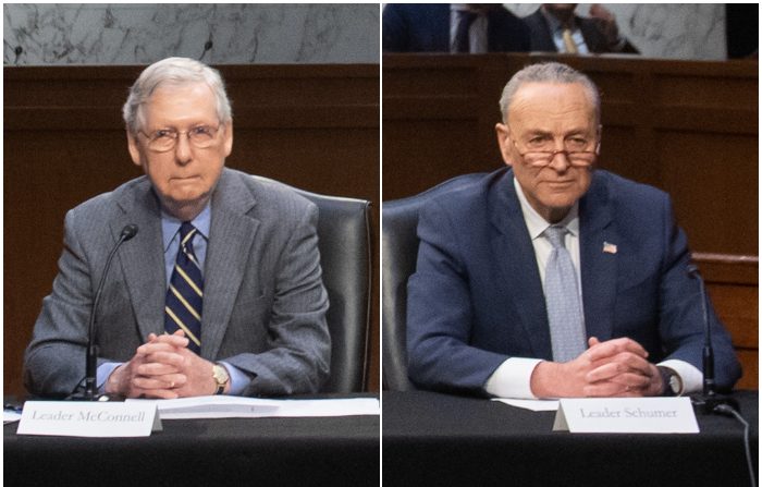 (I) El Líder de la Mayoría del Senado Mitch McConnell y el (D) Líder de la Minoría del Senado Chuck Schumer sostienen una reunión para discutir un posible proyecto de ley económica en respuesta al COVID-19, en Washington, DC, el 20 de marzo de 2020. (SAUL LOEB/AFP vía Getty Images)