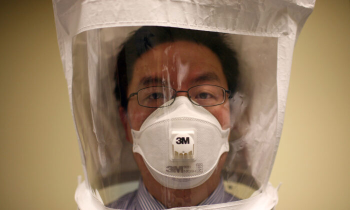 Un médico usa una capucha y una máscara respiratoria N95, en Oakland, California, el 28 de abril de 2009. (Justin Sullivan/Getty Images)