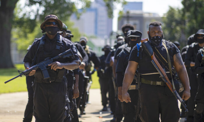 Miembros de un grupo de manifestantes afiliados a la NFAC, la mayoría con armas de fuego, se reúnen para marchar en Louisville, Kentucky, el 25 de julio de 2020. (Brett Carlsen/Getty Images)