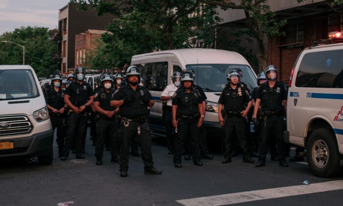 Oficiales de la policía en la ciudad de Nueva York, el 11 de junio de 2020. (Scott Heins/Getty Images)