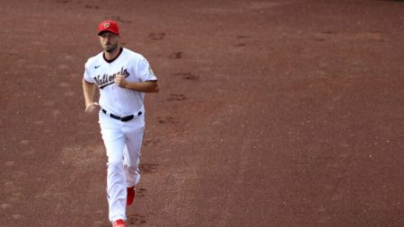 Todos los jugadores de los Yankees y Nationals se arrodillan por BLM, pero se paran para el himno