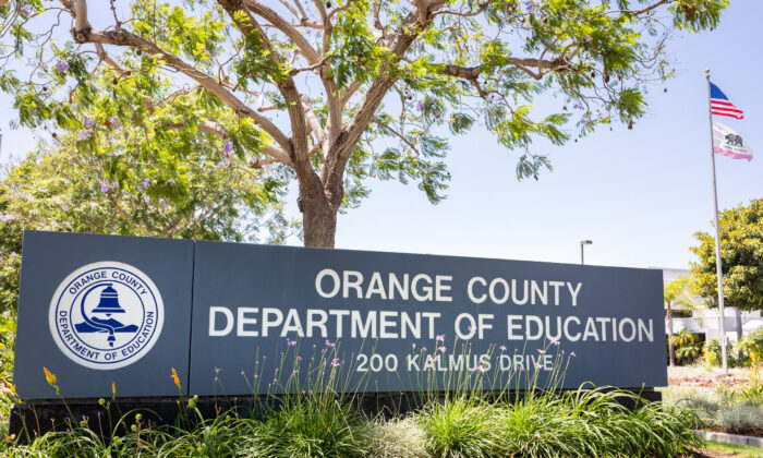 Un cartel anuncia la entrada a las instalaciones del Departamento de Educación del Condado de Orange en Costa Mesa, California, el 7 de julio de 2020. (John Fredricks/The Epoch Times)