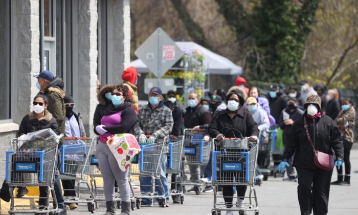 Personas con mascarillas y guantes esperan para entrar en un Walmart en Uniondale, N.Y., el 17 de abril de 2020. (Al Bello/Getty Images)