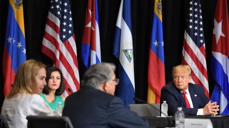 Refugiados venezolanos y cubanos piden a Trump que ayude a liberar a sus países del comunismo