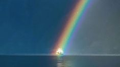 Hombre capta con su iPhone a Ferry que navega en perfecta sincronización ‘a través’ de un arcoíris