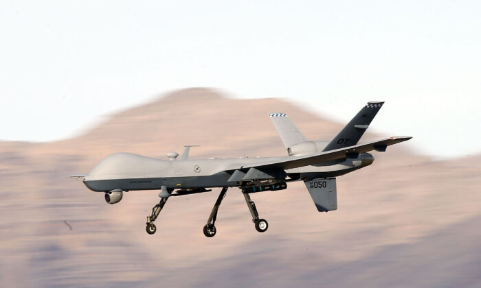 Un drone MQ-9 Reaper vuela durante una misión de entrenamiento en la base aérea de Creech en Indian Springs, Nevada, el 17 de noviembre de 2015. (Isaac Brekken/Getty Images)
