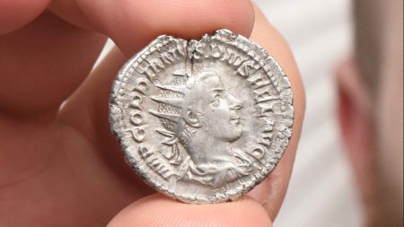 Hombre de Reino Unido tropieza con una moneda de plata romana de 1800 años cuando limpiaba el parque
