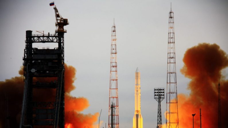 El cohete ruso Proton, que lleva el satélite militar Kosmos, despega de una plataforma de lanzamiento en el cosmódromo de Baikonur en Kazajstán el 30 de marzo de 2012. (STR/AFP vía Getty Images)