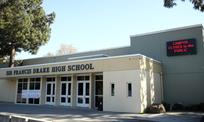 Las señales afuera de la Escuela Secundaria Sir Francis Drake muestran que la escuela está cerrada debido a COVID-19 en San Anselmo, California, el 31 de marzo de 2020. (Ezra Shaw/Getty Images)
