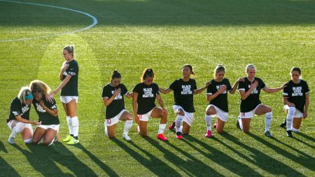 Jugadora de fútbol explica por qué estuvo de pie para el himno mientras sus compañeras se arrodillaron