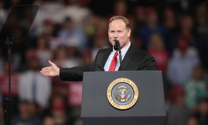 El candidato republicano a la Cámara de Representantes por el 2º distrito de Kansas, Steve Watkins, habla en un mitin en el Kansas Expocenter en Topeka, Kansas, el 6 de octubre de 2018. (Scott Olson/Getty Images)