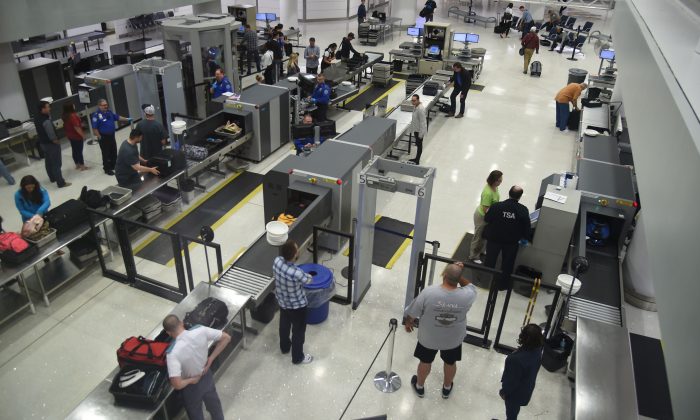 Los oficiales de la TSA inspeccionan a los pasajeros de las aerolíneas antes de abordar en Lambert, el Aeropuerto Internacional de St. Louis en St Louis, Missouri, el 10 de octubre de 2016. (Robyn Beck/AFP/Getty Images)