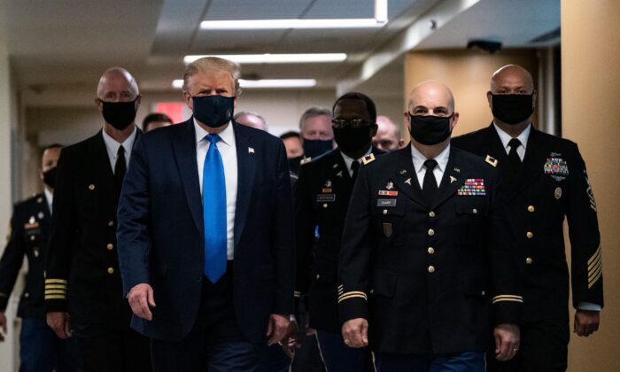 El presidente Donald Trump lleva una mascarilla mientras visita el Centro Médico Militar Nacional Walter Reed en Bethesda, Maryland, el 11 de julio de 2020. (Alex Edelman/AFP vía Getty Images)
