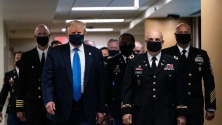 Trump publica una foto usando mascarilla y lo llama un acto «patriótico»