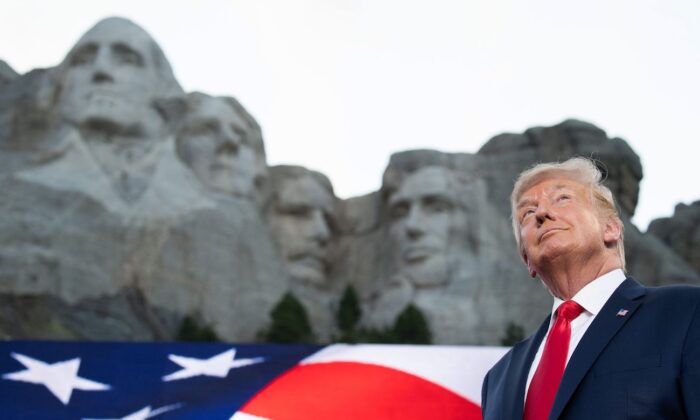El presidente Donald Trump llega para los actos del Día de la Independencia al Monumento Nacional del Monte Rushmore en Keystone, Dakota del Sur, el 3 de julio de 2020. (Saul Loeb/AFP vía Getty Images)