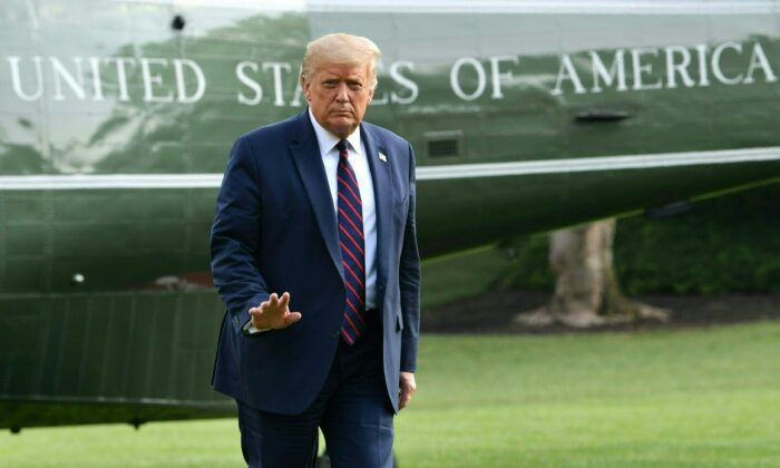 El presidente de Estados Unidos Donald Trump regresa a la Casa Blanca el 27 de julio de 2020. (NICHOLAS KAMM/AFP via Getty Images)