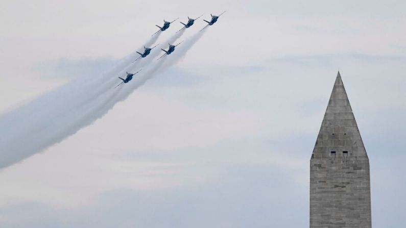 El Escuadrón de Demostración de Vuelo de la Armada de los Estados Unidos, los Blue Angels, vuelan más allá del Monumento a Washington durante el evento "Saludo a Estados Unidos" del 4 de julio en Washington, DC, el 4 de julio de 2019. (SUSAN WALSH/POOL/AFP vía Getty Images)