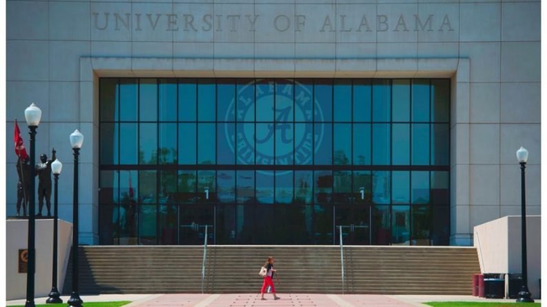 Un estudiante pasa por el estadio Bryant-Denny de la Universidad de Alabama en Tuscaloosa, Alabama, el 7 de junio de 2017. (Andrew Caballero-Reynolds/AFP a través de Getty Images)
