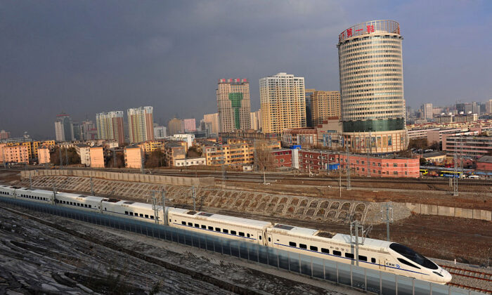Un tren de alta velocidad CRH atraviesa la ciudad de Urumqi durante su recorrido de prueba en Urumqi, la capital de la región china de Xinjiang, el 11 de noviembre de 2014. (VCG/VCG vía Getty Images)