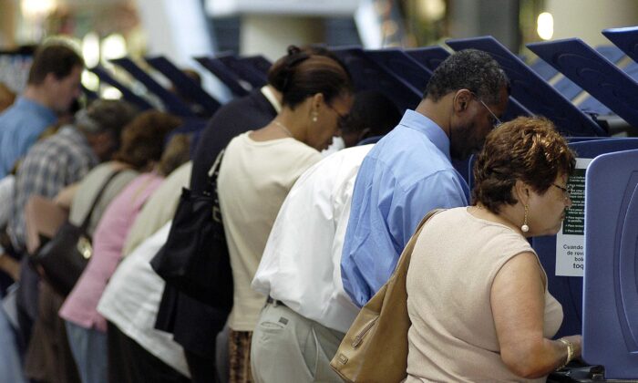 Los votantes van a las urnas para la votación anticipada en el Centro de Gobierno de Miami-Dade en Miami, Florida, el 21 de octubre de 2004. (G. De Cárdenas/Getty Images)