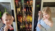 Madre invierte en máquina expendedora para hacer que sus niños hagan tareas para pagar las golosinas