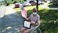 Veterano de II Guerra Mundial que saluda con su bandera cada días es honrado con desfile de coches