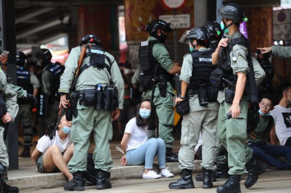Dos manifestantes son arrestadas por la policía en Causeway Bay, Hong Kong, el 1 de julio de 2020. (Song Bilung/The Epoch Times)
