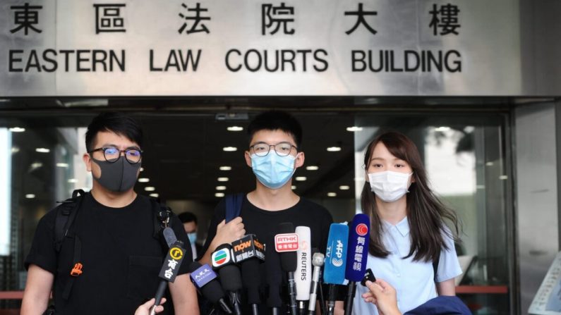 (I-D) Ivan Lam, Joshua Wong y Agnes Chow hablan con los periodistas después de aparecer en el tribunal de Hong Kong, el 6 de julio de 2020. (Song Bilung/The Epoch Times)