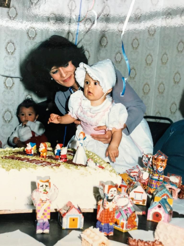 Jeny padeció ansiedad desde la infancia. En esta foto con su mamá celebra su primer aniversario. (Cortesía de Jennifer Pascual)