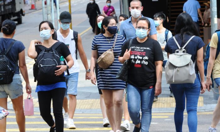 Varias personas llevan mascarilla en Hong Kong el 19 de julio de 2020. (Song Bilung/The Epoch Times)