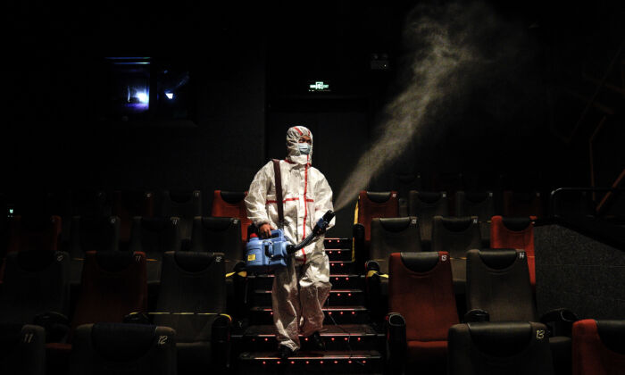 Un empleado desinfecta un cine en Wuhan, China, el 20 de julio de 2020. (Getty Images)
