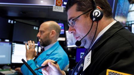 Wall Street cierra en verde y el Dow sube 0.43 % ante posible nuevo estímulo