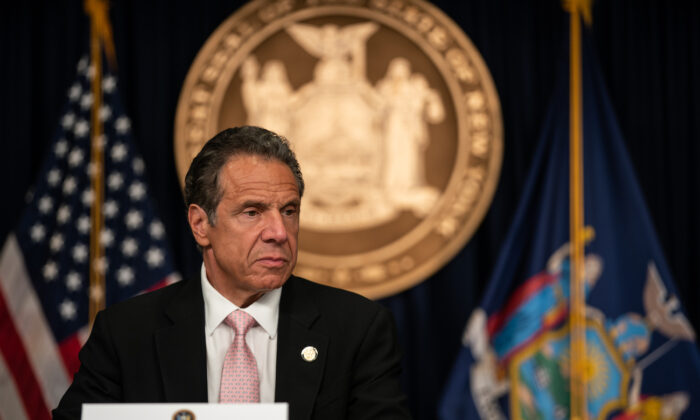 El gobernador de Nueva York, Andrew Cuomo, habla en una conferencia de prensa en la ciudad de Nueva York, el 12 de junio de 2020. (Jeenah Moon/Getty Images)