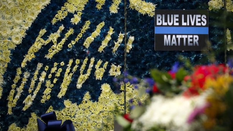 Un letrero que dice "Blue Lives Matter" adorna un arreglo floral en un vehículo de la procesión funeraria después del servicio fúnebre del caído detective de la policía de Nueva York Brian Simonsen en la iglesia de Santa Rosalía, el 20 de febrero de 2019 en Hampton Bays, Nueva York. (Drew Angerer/Getty Images)