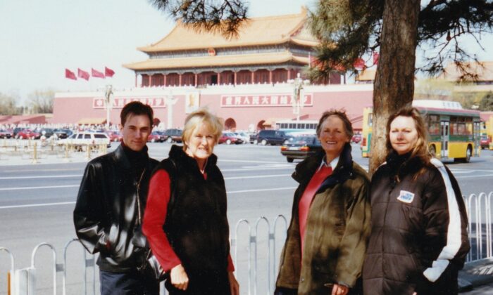 (De izquierda a derecha.) Stuart Martin, Jan Becker, Rivati, Denice Johnson posando para una foto frente a la Plaza Tiananmen el 7 de marzo de 2002. (Cortesía de Denice Johnson)